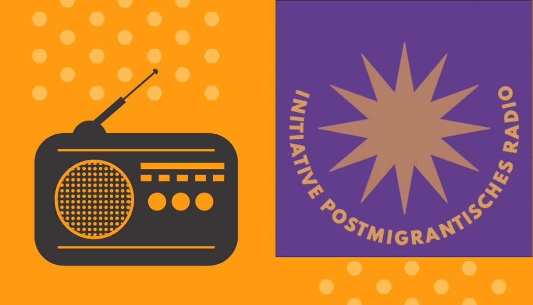 Retro Radio Illustration auf orangem Hintergrund mit dem Logo der Initiative postmigrantisches Radio