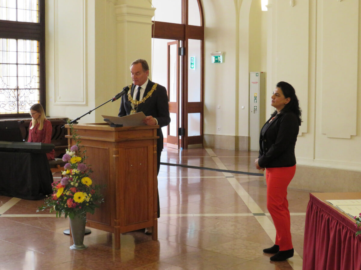 Oberbürgermeister Burkhard Jung verleiht Rudaba Badakhshi sowie acht weiteren Engagierten aus Leipzig die Goldene Ehrennadel