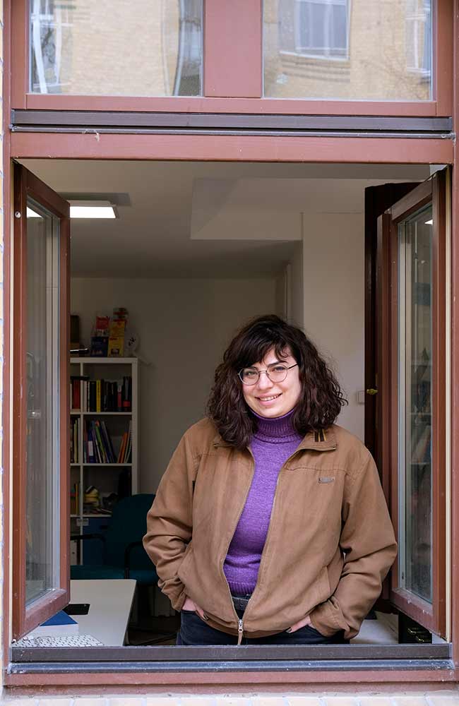 Junge Frau schaut aus einem Fenster