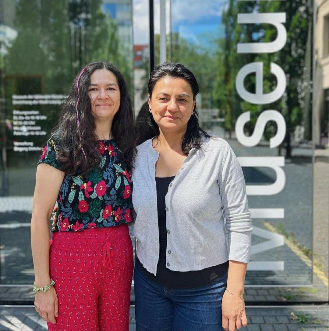 Rudaba Badakhshi und Marcela Zuniga vor dem Museum der bildenden Künste in Leipzig