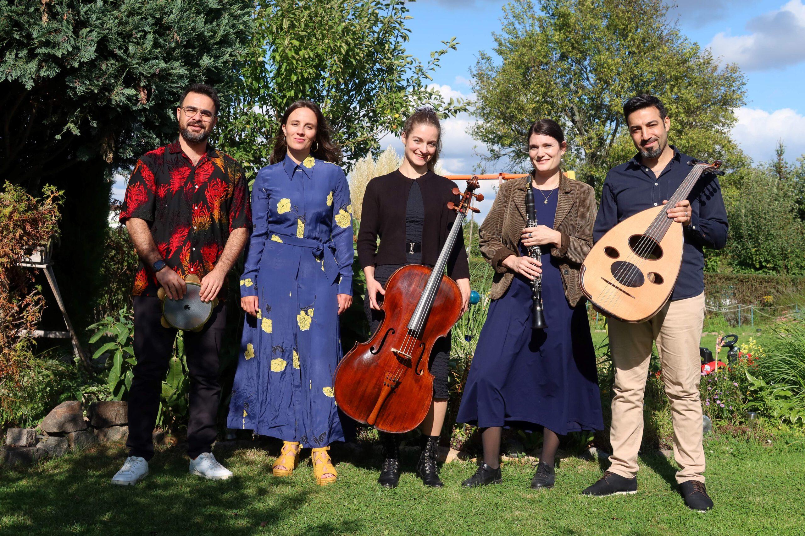 die fünf Musiker:innen des Ensembles Risha