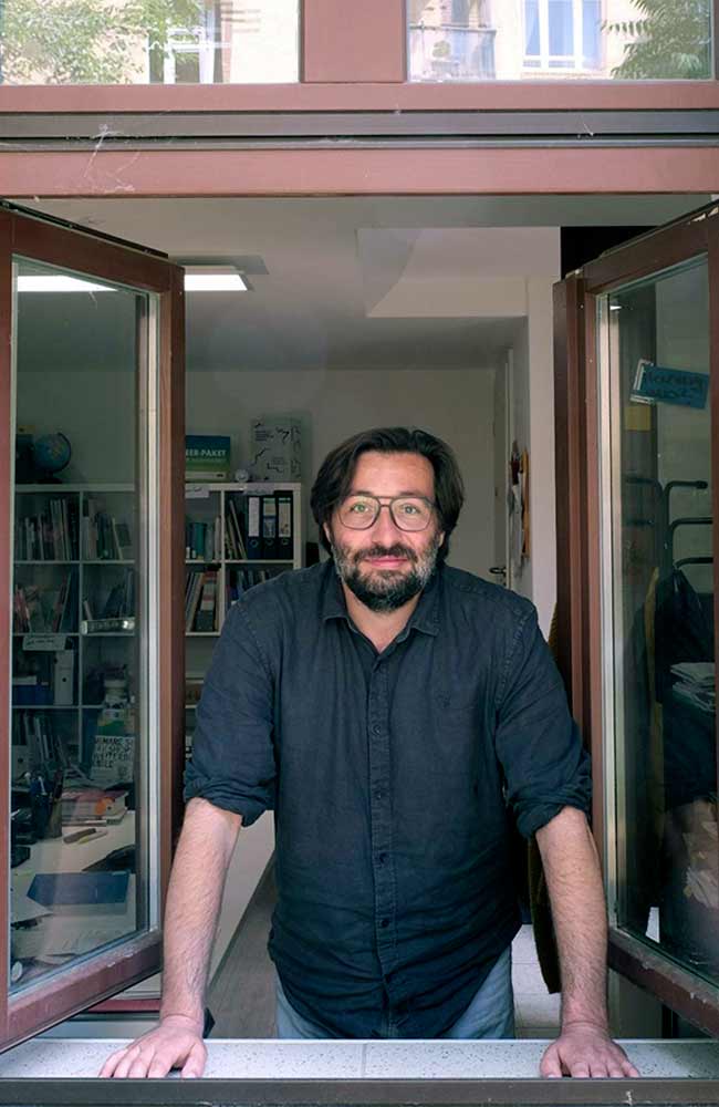 Porträt Marcus Fischer am Fenster stehend