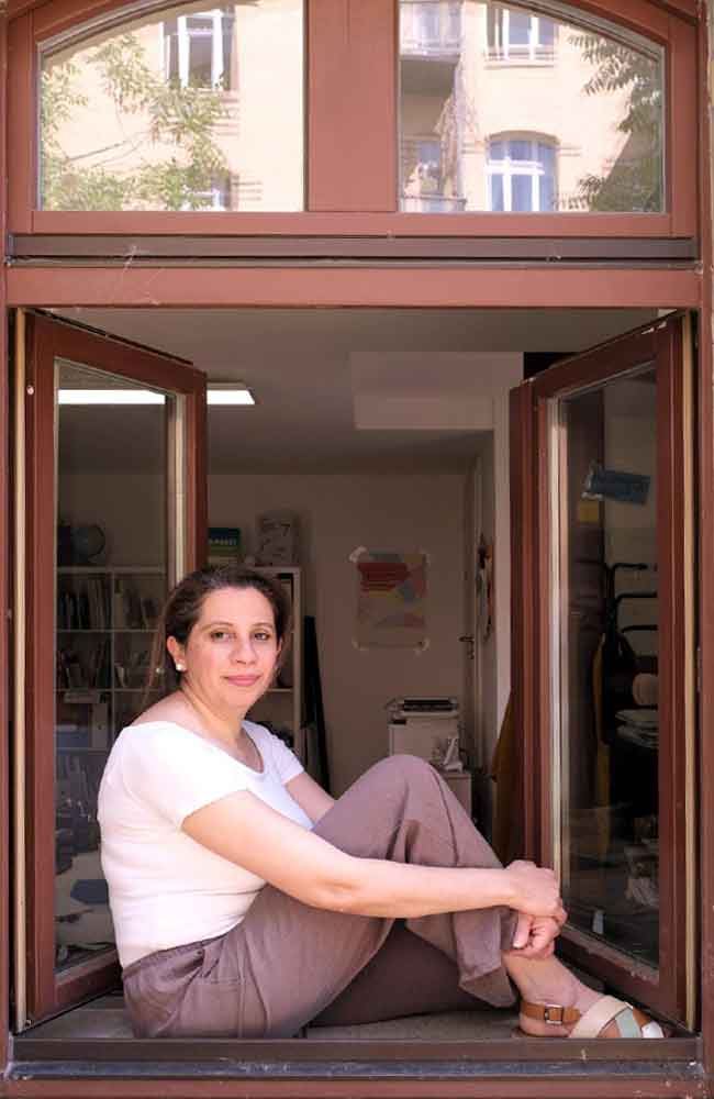 Junge Frau sitzt am Fenster